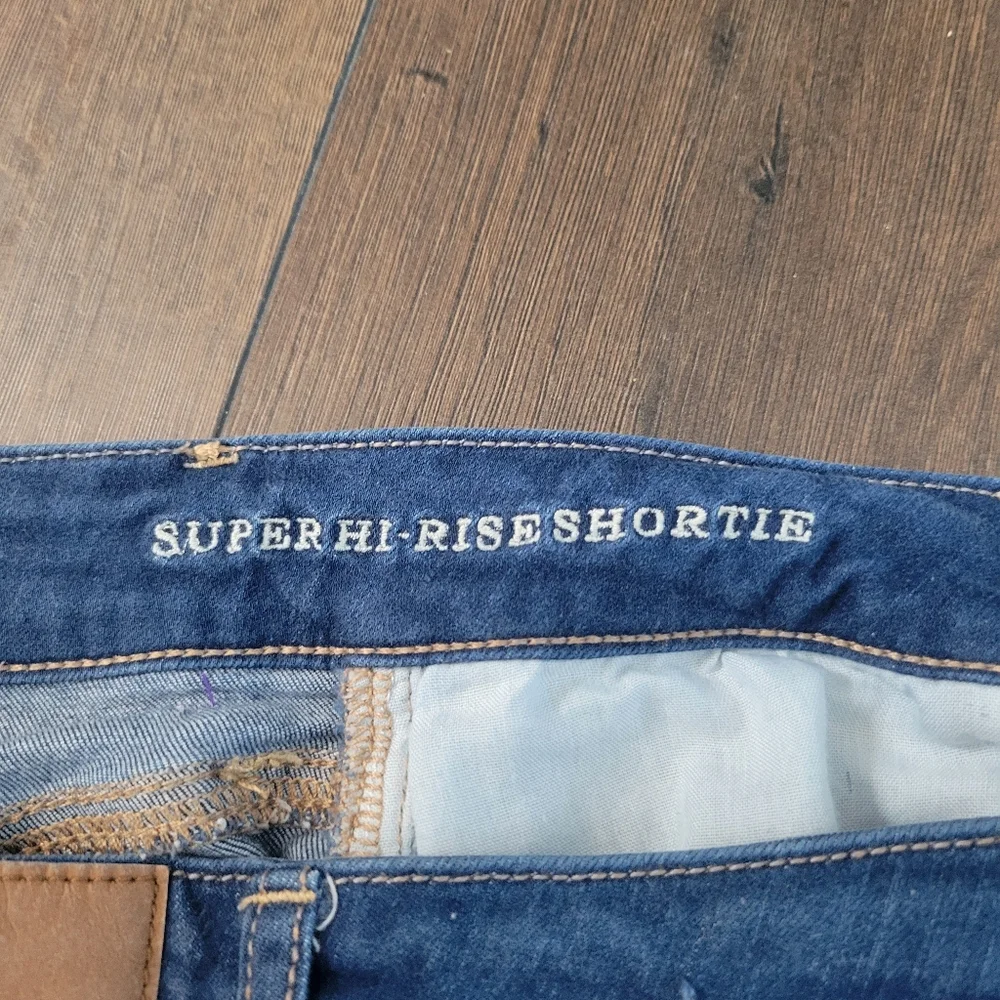 American Eagle Outfitters‎ Super Hi Rise Shortie Raw Hem Jean Shorts Womens Sz 4